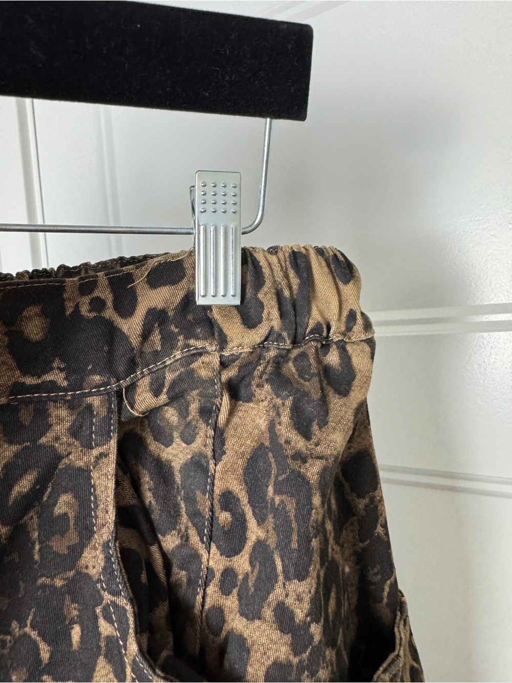Women’s Anniewear Cheetah Print Barrel Jeans - Picture 5 of 10